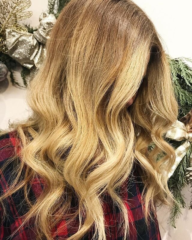 Have yourself a merry little Christmas, let your hair be light ✨✨✨ artist | @hairby_jd